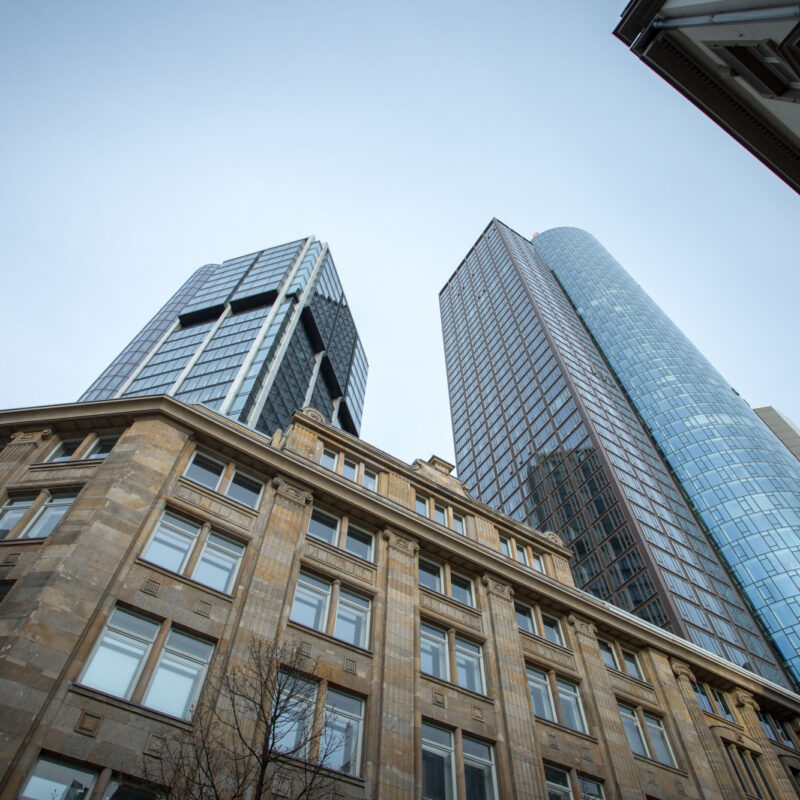 Revisões econômicas e alta da Selic marcam semana de desafios