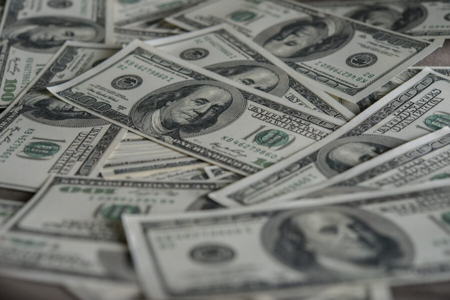 Dólar em alta: entenda como a valorização da moeda americana impacta sua empresa e como se proteger. Descubra estratégias para reduzir custos, aumentar lucratividade e manter a competitividade. Leia mais!