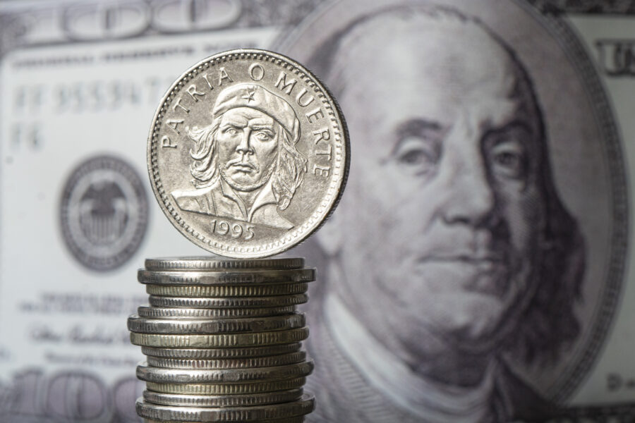 Economistas ajustam projeções após alta histórica do dólar e pacote fiscal do governo